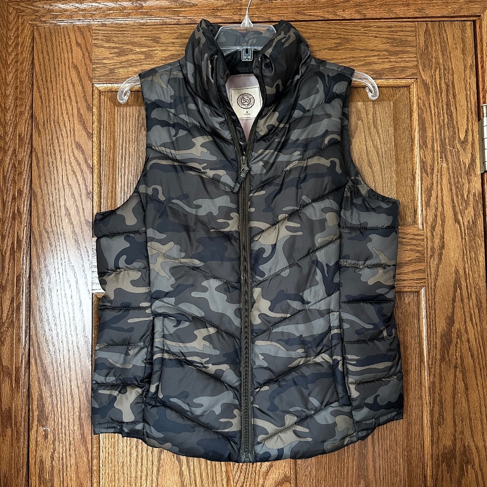 Women’s So Camouflage Puffer Vest Sz Medium